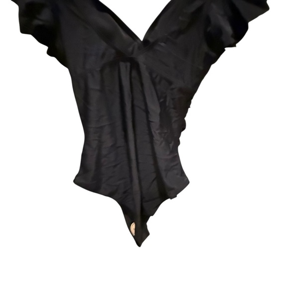 Elegant Womens Black Ruffled swimsuit with a cut out middle Size XL Beach - Picture 8 of 12